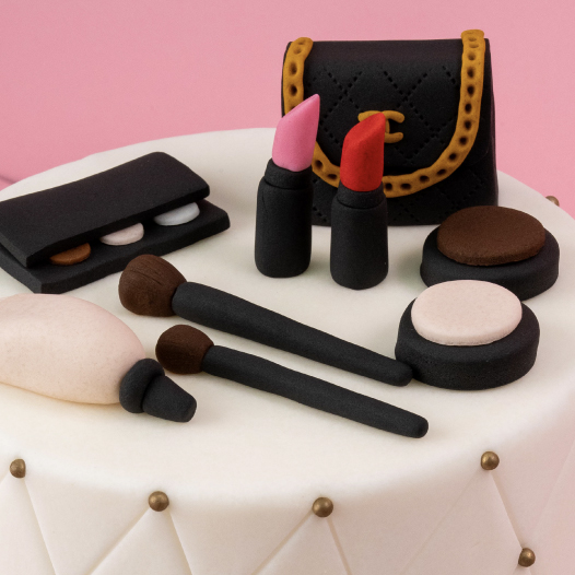 Grandiose Catering makeup kit cake