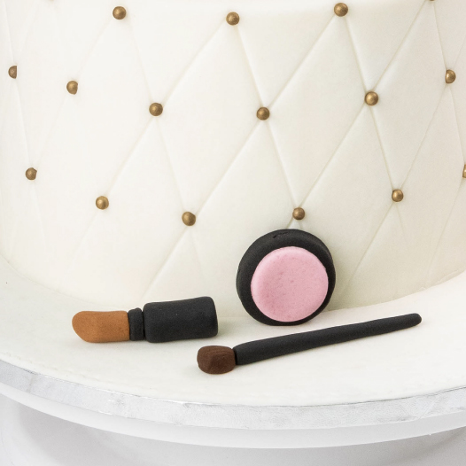 Grandiose Catering makeup kit cake